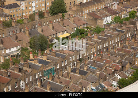 Righe di zone densamente popolate in alloggiamento di Waterloo, Londra Centrale Foto Stock