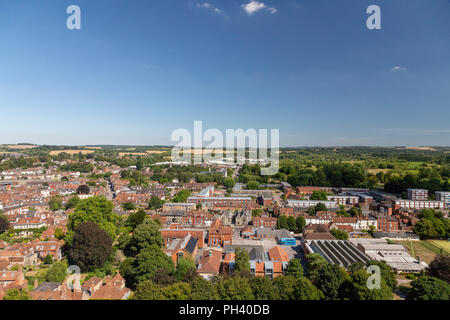 La cattedrale medievale città di Salisbury nel Wiltshire, Regno Unito, visto da sopra durante un bello giorno chiaro in estate. Foto Stock