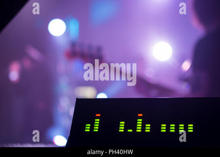 Pro Audio console di mixaggio con Bass Player in background in esecuzione al live festival evento Foto Stock