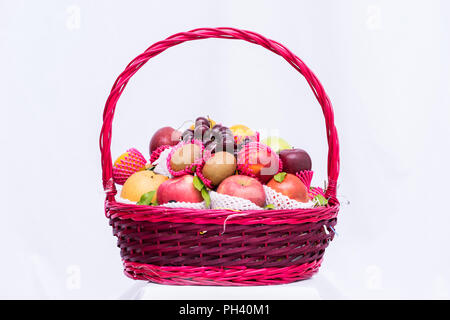 Gruppo di frutta nel cesto su sfondo bianco, Foto Stock