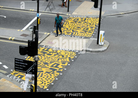 'Colorata attraversamenti' pop arte di installazione strisce pedonali nei pressi di Faggio Tunnel Street & Barbican Station, Culture Mile, città di Londra UK KATHY DEWITT Foto Stock