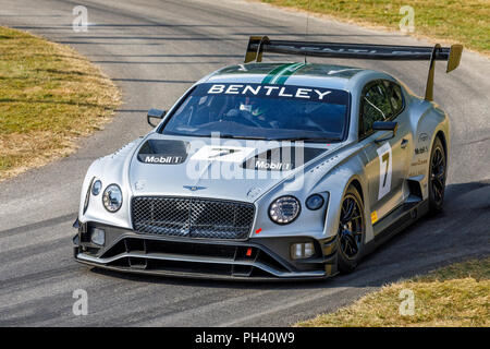 Il 2018 Bentley Continental GT3 con driver Guy Smith al 2018 Goodwood Festival of Speed, Sussex, Regno Unito. Foto Stock