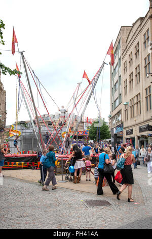 Swing Big per gli adulti su Sheffield Fargate Foto Stock
