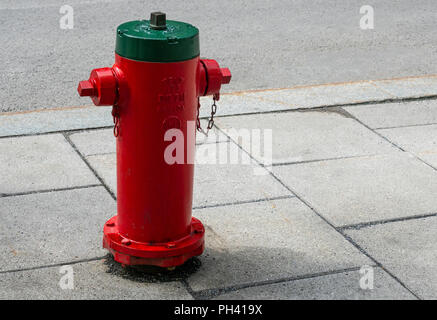 Il rosso e il verde idrante di fuoco a Montreal, QC, Canada Foto Stock