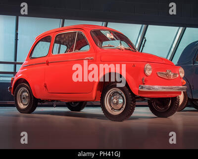 RIGA, Lettonia-aprile 18, 2018: 1962 Steyr Puch 500D nella riga Motor Museum. Foto Stock