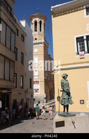 Spagna. Isole Baleari. Minorca. Mahon. Centro citta'. Vista del duomo di Santa Maria la torre e la statua di bambina. Foto Stock