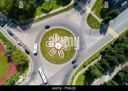 Vista superiore della strada con un movimento circolare e un letto di fiori. La fotografia aerea. Foto Stock