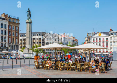 Place du General de Gaulle con la colonna dei godess, Lille, Francia. La colonna, noto come La Colonne de la Deese è un monumento al local heroes Foto Stock