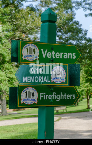 Westbury, NY - Agosto 21, 2018 Questo segno indica la posizione dei veterani, vigili del fuoco, e 9/11 memoriali Eisenhower Park. Foto Stock