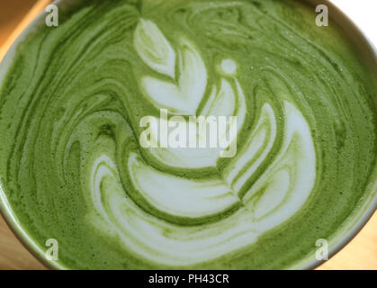 Si è chiusa la texture del giapponese calda tè verde Matcha Latte con Latte Art Foto Stock