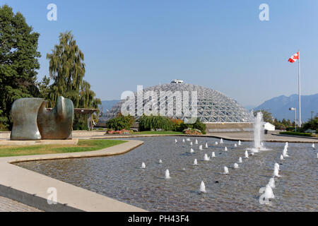 Fontane e Henry Moore sculpture Knife-Edge due pezzo accanto al Bloedel Conservatory in Queen Elizabeth Park, Vancouver, BC, Canada Foto Stock