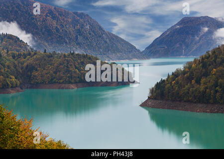 Vista sul lago Enguri nelle montagne del Caucaso in Georgia Foto Stock