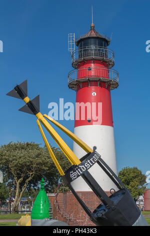Faro e la boa al Südstrand o spiaggia a sud, holiday resort, Büsum, Dithmarschen, Schleswig-Holstein, Germania, Europa Foto Stock