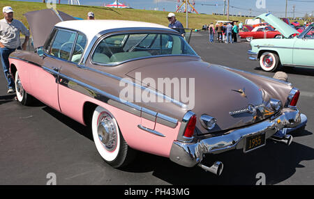 CONCORD, NC - Aprile 8, 2017: UN 1955 Studebaker Presidente automobile sul display al Pennzoil AutoFair classic car show tenutosi a Charlotte Motor Spee Foto Stock