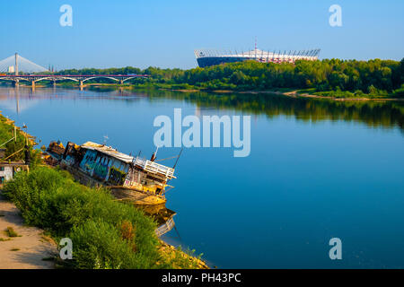 Varsavia, Mazovia / Polonia - 2018/08/30: PGE Narodowy National Stadium, Poniatowskiego ponte Swietokrzyski e ponte che attraversa il fiume Vistola il contrasto Foto Stock