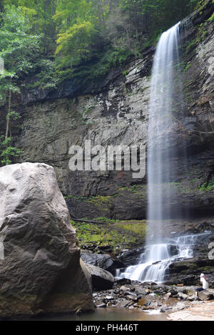 Attiva una donna cattura la bellezza dei suoi dintorni prendendo le foto di Hemlock cade in Cloudland Canyon State Park nel nord-est della GEORGIA, STATI UNITI D'AMERICA Foto Stock