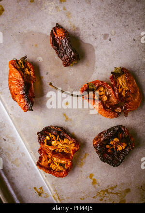 Raggruppamento di arrosto habaneros su un vassoio da forno che sono stati tagliati. Foto Stock