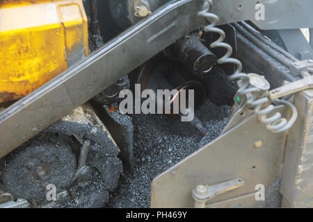 Di asfaltatura della strada con asfalto lastricatore macchina durante la costruzione di strade Foto Stock