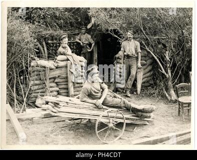 Scena in una batteria nella parte anteriore [Laventie, Francia]. Fotografo H. D. Girdwood. . Foto Stock