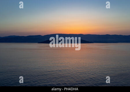 Alba sulla costa di Maiorca nel mare Mediterraneo Foto Stock