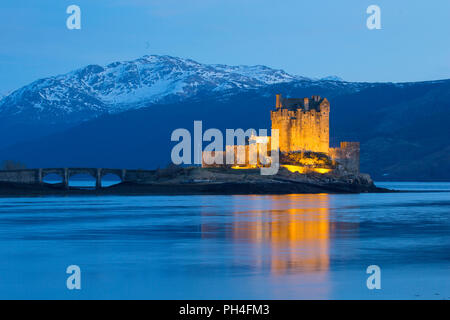 Eilean Donan Castle in serata. Il castello è costruito in una piccola isola dove tre laghi convergono - Loch Alsh, Loch Long e Loch Duich. Highlands, Scozia Foto Stock