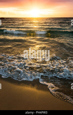 Tramonto a spiaggia di Anse Louis, Seicelle Foto Stock