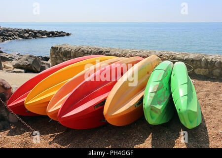 Kayaks colorate sulla riva della spiaggia Foto Stock