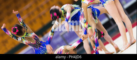 Ragazze in bellissimi abiti di ginnastica fare esercizio Foto Stock