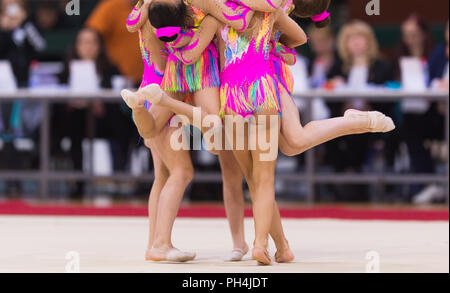 Ragazze in bellissimi abiti di ginnastica fare esercizio Foto Stock