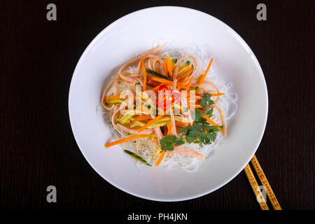 Vith insalata a base di noodle, pancetta e verdure Foto Stock