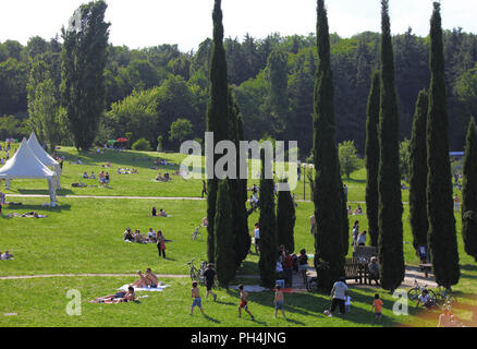 Lombardia Maggio 2014 - Italia popoli nel parco in una giornata di sole. Foto Stock