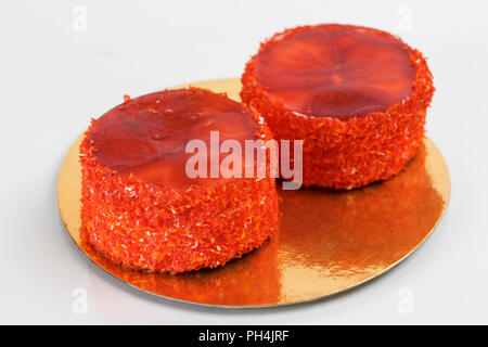 Pezzo di torta. Strati di pan di spagna con crema la crema su una piastra. Dolci e Dessert. Close up. Foto Stock