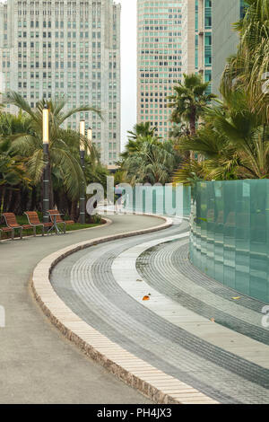 Footwalk e fontana a Salesforce Transit Centre Park di San Francisco, California, Stati Uniti, su un mattino nuvoloso. Foto Stock