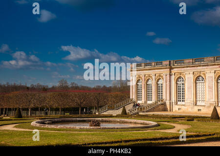Il Grand Trianon presso il Palazzo di Versailles in un gelido inverno giorno appena prima della primavera Foto Stock