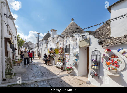 Vista dei tipici Trulli capanne e i vicoli del borgo antico di Alberobello. Provincia di Bari, Puglia, Italia, Europa. Foto Stock