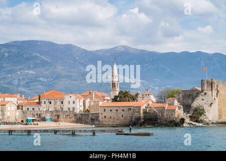 Budva, Montenegro - Aprile 2018 : Vista del centro storico centro di Budva e il molo Foto Stock