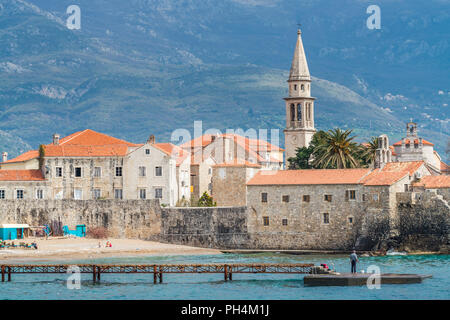 Budva, Montenegro - Aprile 2018 : Vista del centro storico centro di Budva e il molo Foto Stock