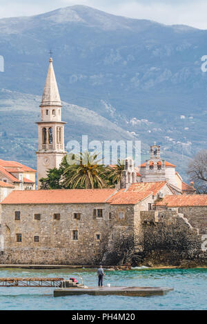 Budva, Montenegro - Aprile 2018 : Vista del centro storico centro di Budva e il molo Foto Stock