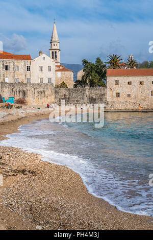 Budva, Montenegro - Aprile 2018 : Vista del centro storico centro di Budva e la spiaggia Foto Stock
