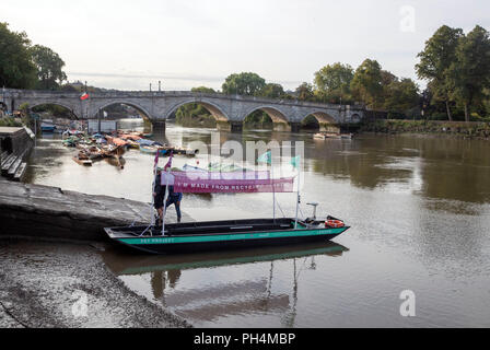 Una barca di plastica serie vele sul Fiume Tamigi a Richmond per il lancio di "PET progetto' dalla carità ambientale frastuono, per sollevare la consapevolezza della Gran Bretagna il problema di lettiera. Foto Stock