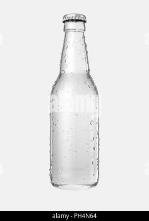 Un vetro trasparente bottiglia di birra con gocce di condensa su un isolato bianco di sfondo per studio - 3D render Foto Stock