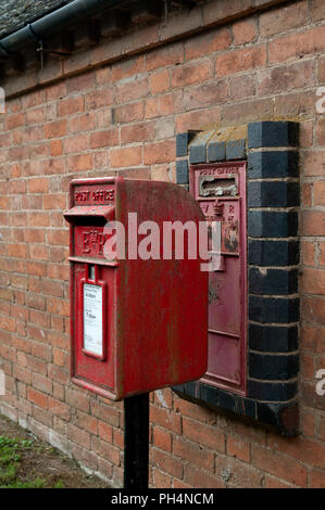 ER II postbox e VR ridondante postbox, Bredicot, Worcestershire, England, Regno Unito Foto Stock