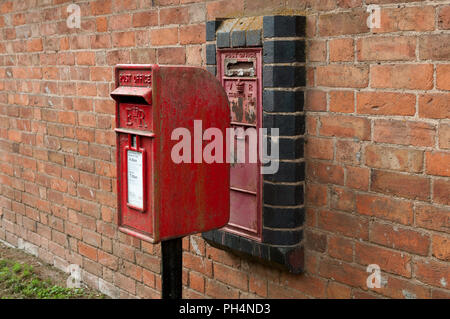 ER II postbox e VR ridondante postbox, Bredicot, Worcestershire, England, Regno Unito Foto Stock