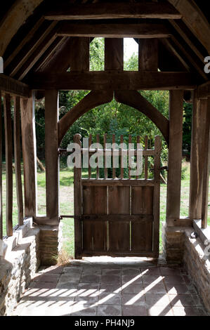 Vista da sotto il portico a sud della Chiesa di St. Michael, Churchill, Worcestershire, England, Regno Unito Foto Stock