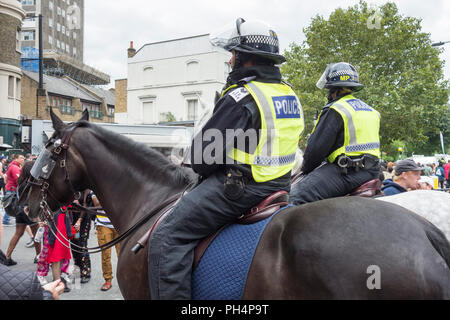 Polizia montata a Carnival a Notting Hill, Londra, Inghilterra, Regno Unito Foto Stock