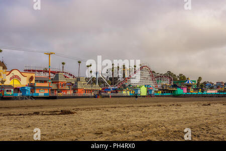 Santa Cruz Boardwalk Amusement Park visto dalla spiaggia Foto Stock