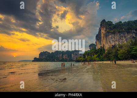 I turisti il resto al Railay Beach prima del tramonto Foto Stock