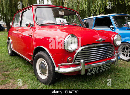 Vista frontale di tre quarti di un 1965, Red, Morris Mini Cooper S. al Quay, durante il Sandwich Festival; 2018 Foto Stock