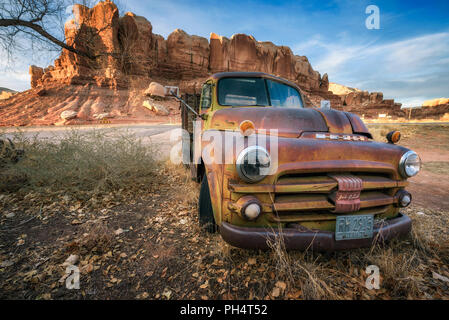 Deserta pickup Dodge veicolo parcheggiato in Bluff, Utah Foto Stock