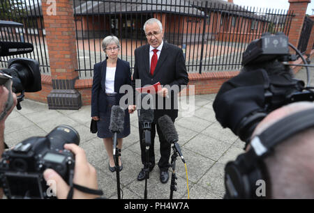 Nigel e Paula Burt, genitori di Durham University student Olivia Burt, morto al di fuori di una discoteca, parlare con i media al di fuori del Sud Est Northumberland Corte dei Magistrati, dopo Paolo Hind, 38, ammesso traina i parenti dei giovani che è morto in circostanze tragiche. Foto Stock